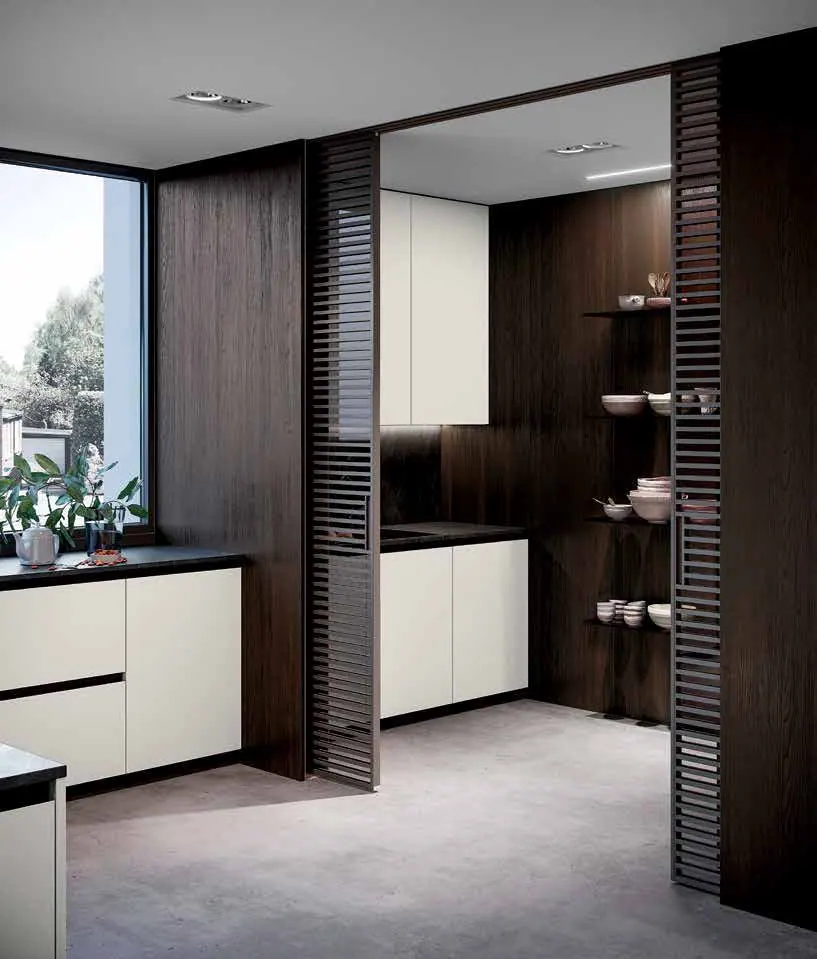 Cucina KYTON, foto di catalogo: composizione in Rovere Termocotto e Bianco Traffico (finitura scelta: Rovere Termocotto)