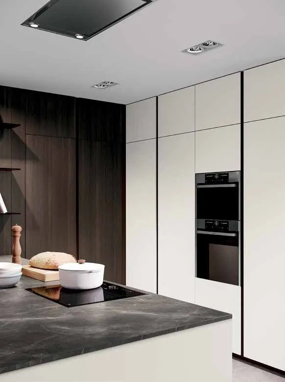 Cucina KYTON, foto di catalogo: composizione in Rovere Termocotto e Bianco Traffico (finitura scelta: Rovere Termocotto)