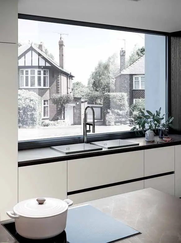 Cucina KYTON, foto di catalogo: composizione in Rovere Termocotto e Bianco Traffico (finitura scelta: Rovere Termocotto)